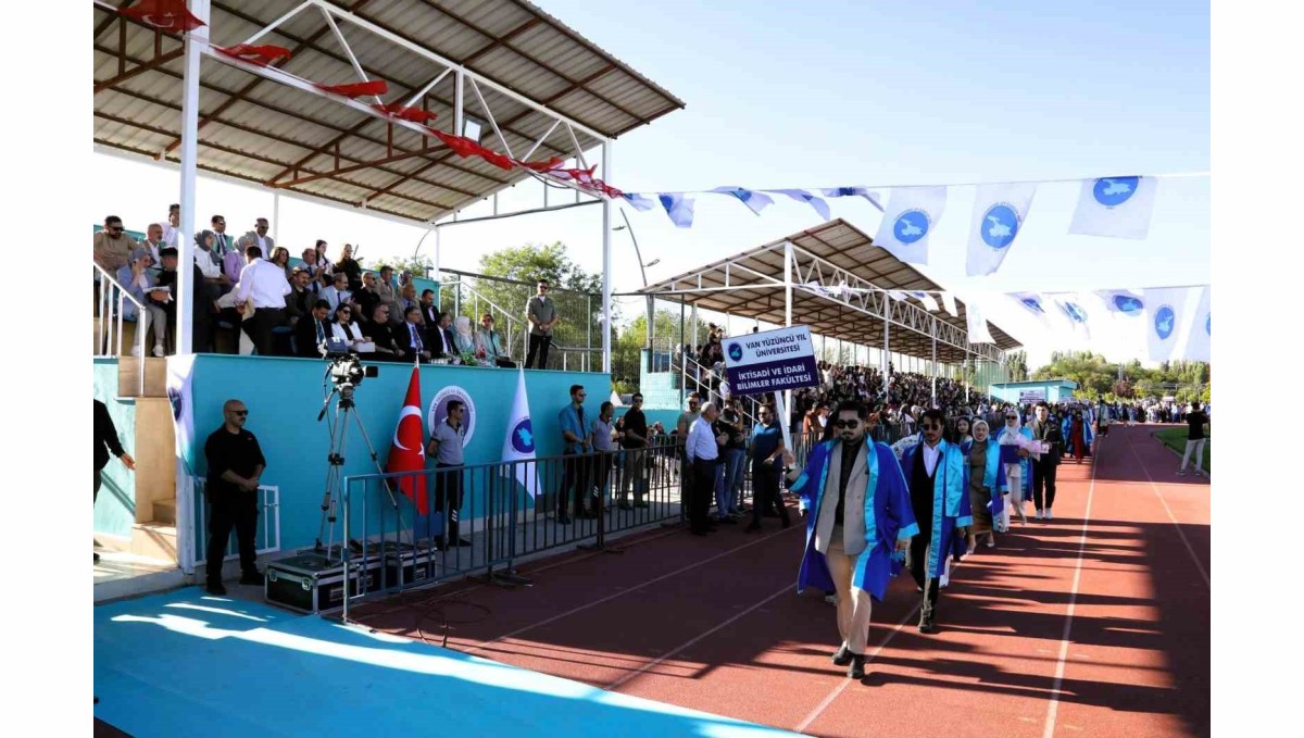 Van YYÜ'de mezuniyet coşkusu