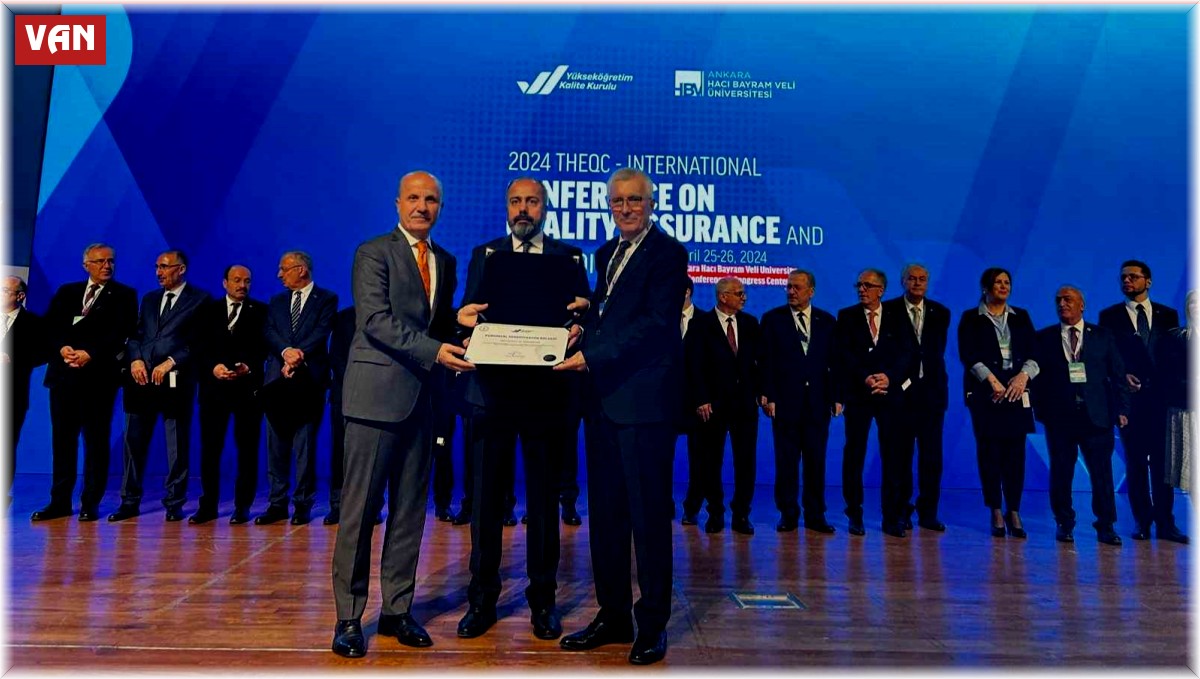 Van YYÜ'ne YÖKAK Kurumsal Akreditasyon Belgesi