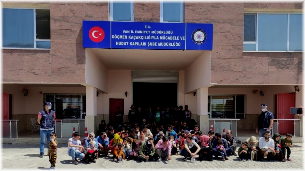 Van’da apartman dairelerinde 115 düzensiz göçmen yakalandı