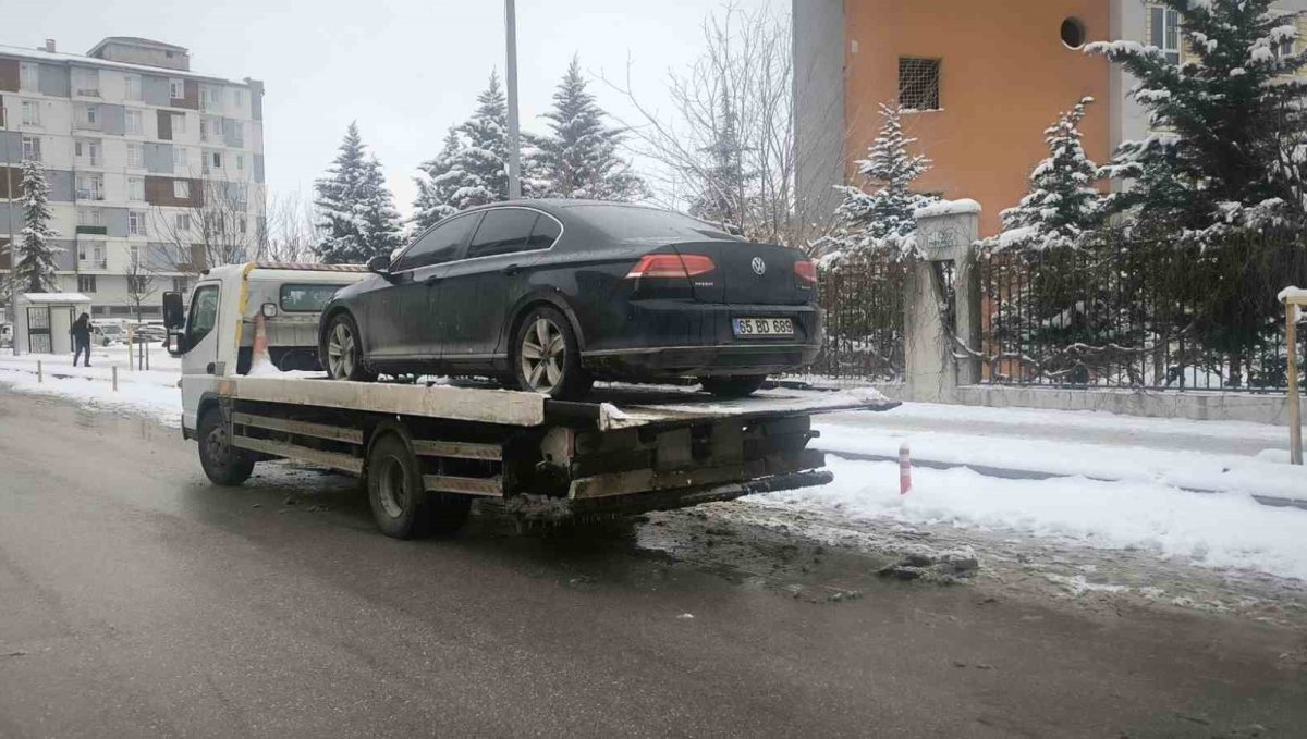 Van’da belediyeye ait makam aracına haciz: İcra işlemi trafikte uygulandı