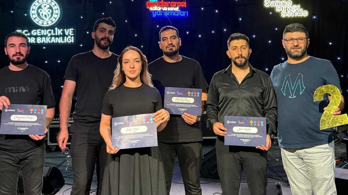 Van’da düzenlenen gençler arası ses yarışmasında Ağrılı gençlerden büyük başarı