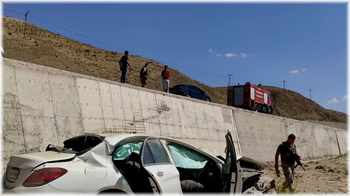 Van’da Irak plakalı otomobil kaza yaptı 2 ölü, 1 yaralı