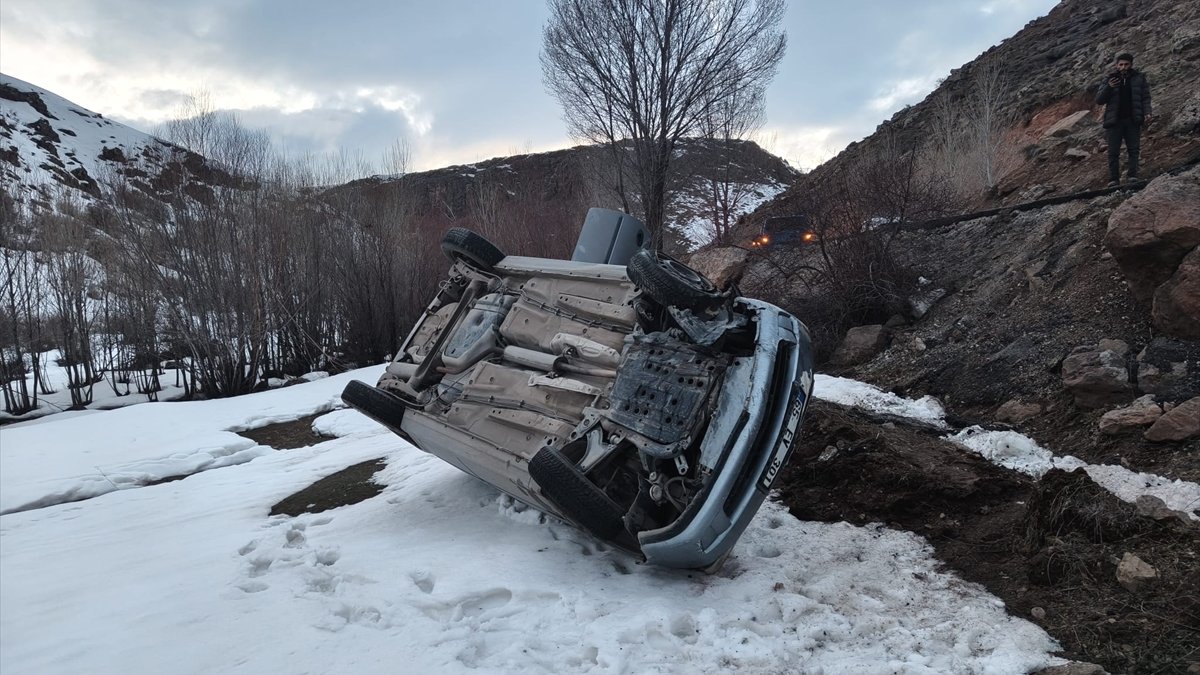Van’da Kontrolden Çıkan Otomobil Şarampole Devrildi: 3 Yaralı