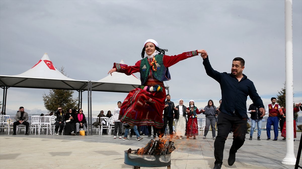 Van’da Nevruz Ateşi Yandı: Halaylar ve Renkli Görüntüler Meydanı Doldurdu