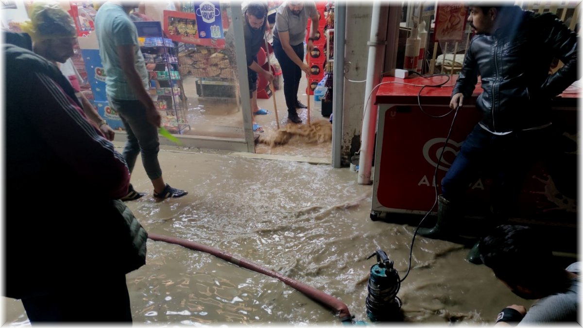 Van’da sağanak sele neden oldu, ev ve dükkanlar su altında kaldı