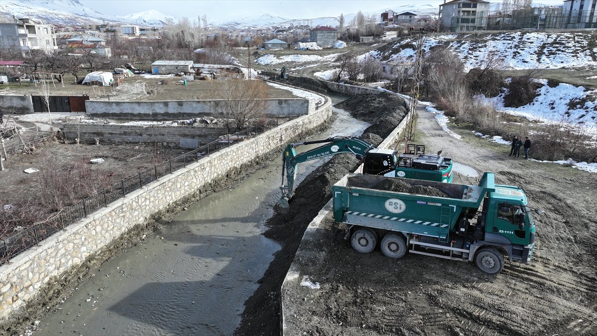 Van’da taşkın riski için harekete geçildi: Dere yatakları temizleniyor