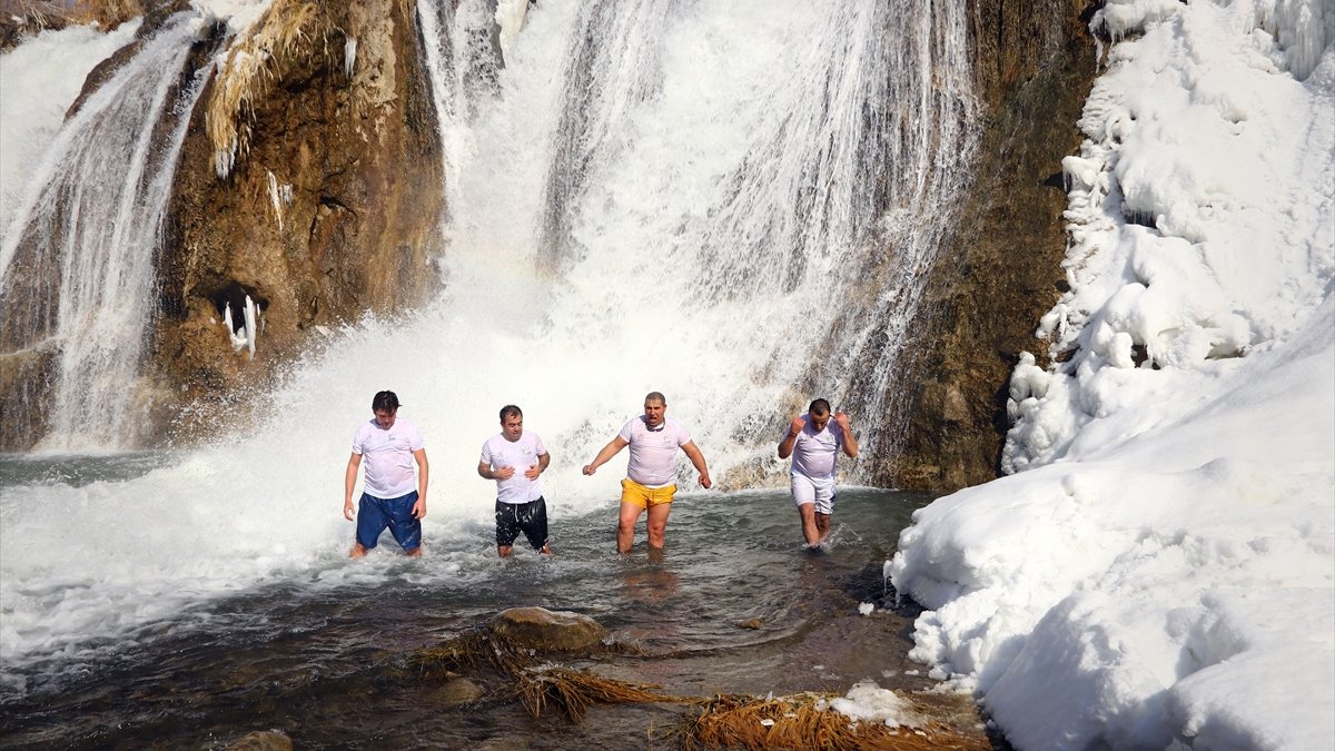 Vangölü Aktivistleri kısmen donan Muradiye Şelalesi'nde yüzdü