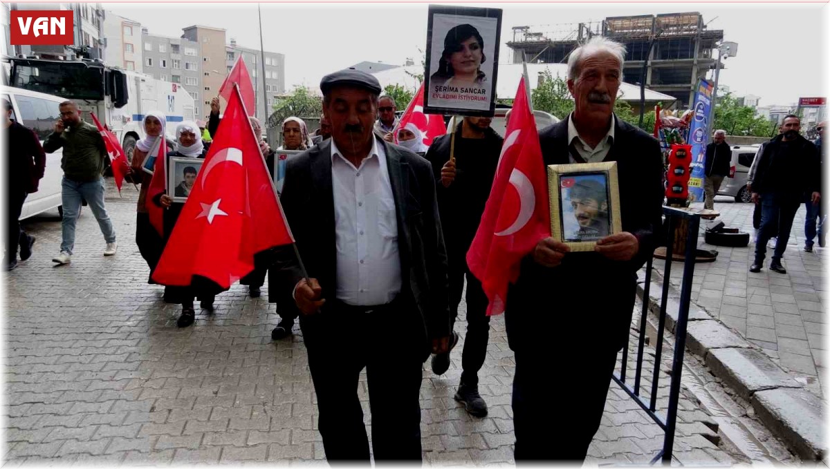 Vanlı ailelerin yağmura rağmen evlat nöbeti sürüyor