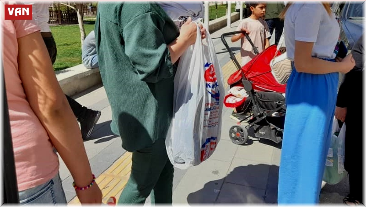 Vanlı Amcan'dan bin öğrenciye kırtasiye yardımı