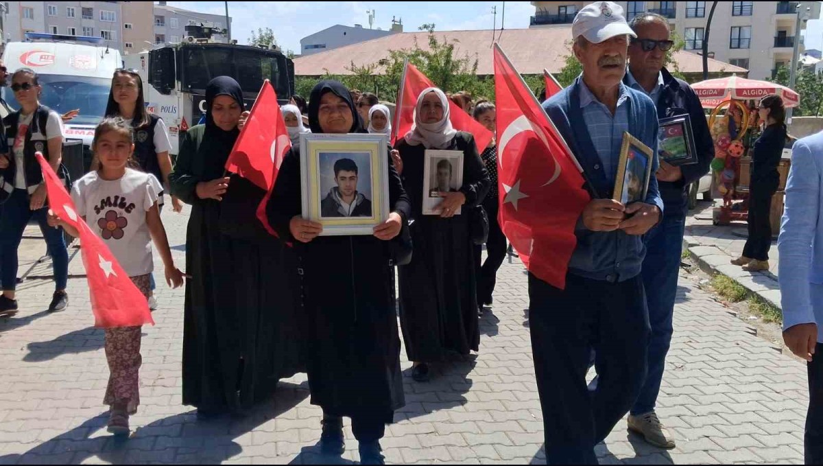 Vanlı anneler evlatlarını bekliyor