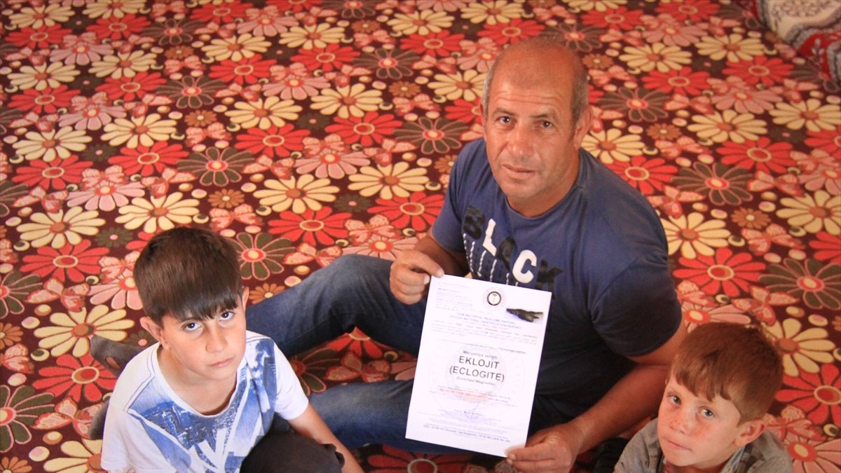 Vanlı çiftçi tarlada bulduğu ve göktaşı olduğunu düşündüğü taşın incelenmesini istiyor