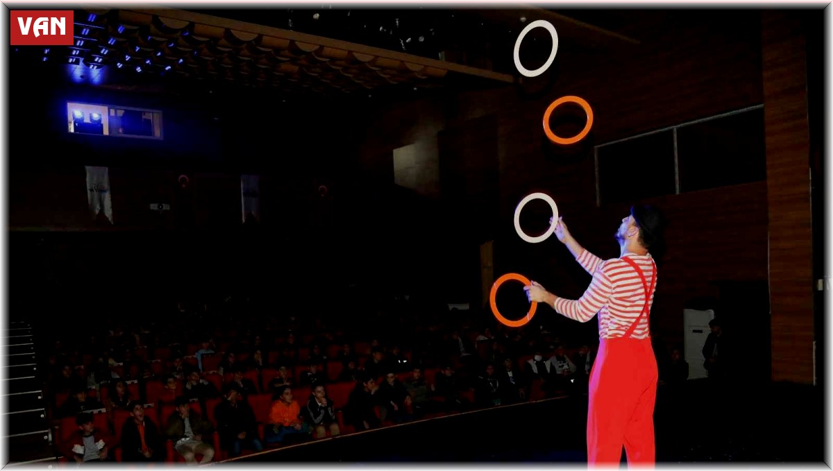 Vanlı çocuklar akrobasi gösterisinde gönüllerince eğlendi