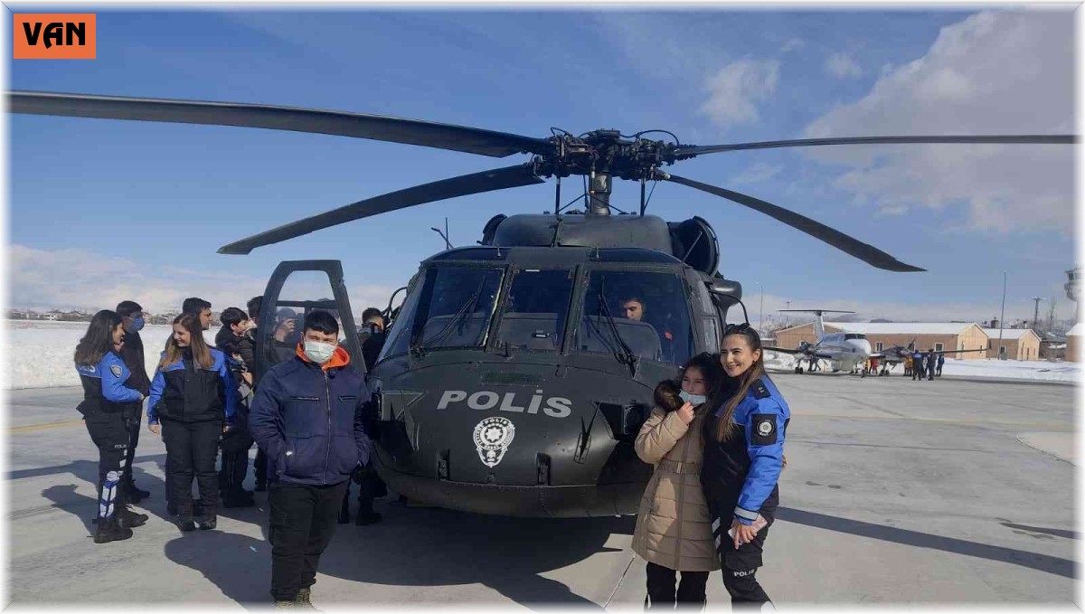 Vanlı çocuklar helikoptere bindi