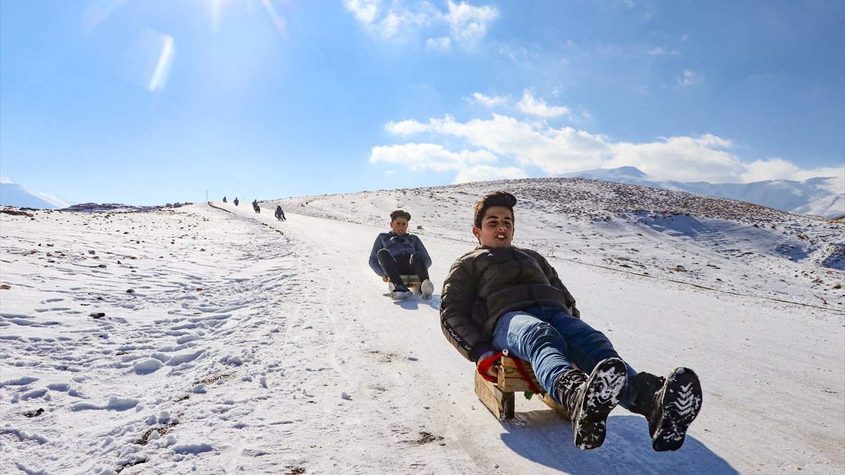 Vanlı çocuklar karlı tepeleri kayak pistine dönüştürdü