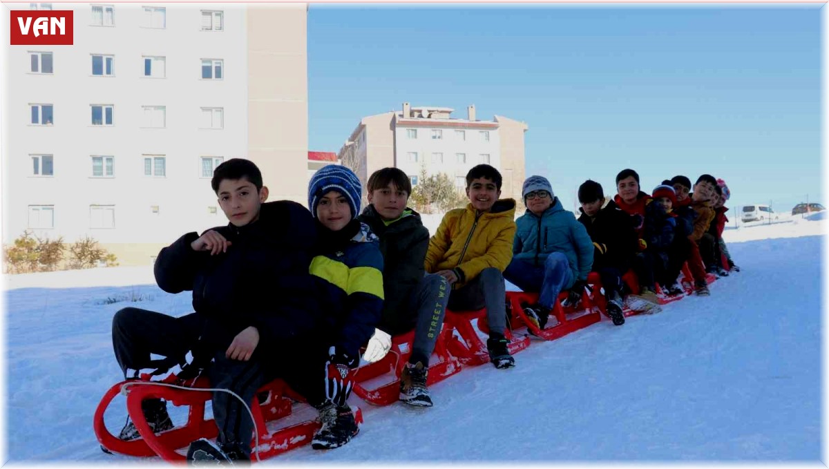 Vanlı çocukların kayak keyfi