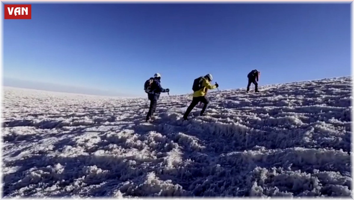 Vanlı dağcılar 1 ay içerisinde üçüncü kez Ağrı Dağı'na tırmandı