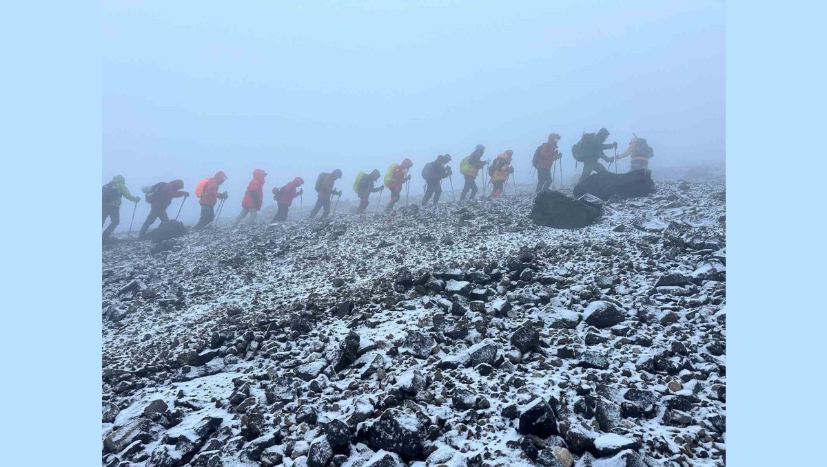 Vanlı dağcılar 7 günde Türkiye'nin en yüksek üç zirvesine çıktı