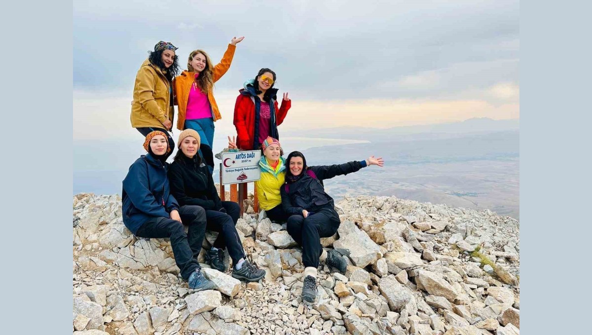Vanlı dağcılar aynı gün Artos ve Sümbül Dağı'nda zirve yaptı
