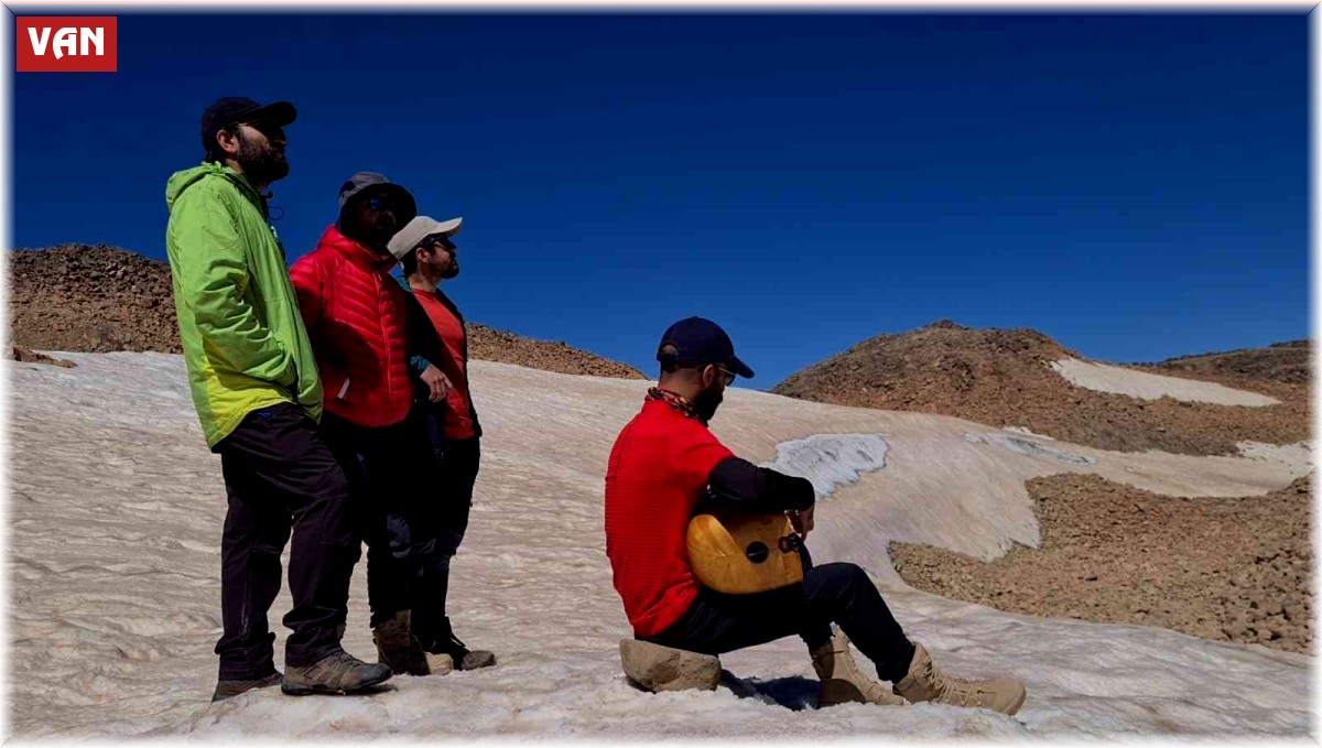 Vanlı dağcılar Süphan Dağı zirvesinde saz çalıp türkü söyledi