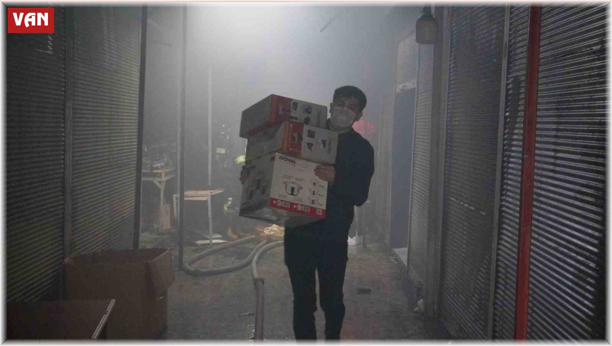 Vanlı esnafın yoğun duman altında malzeme kurtarma telaşı