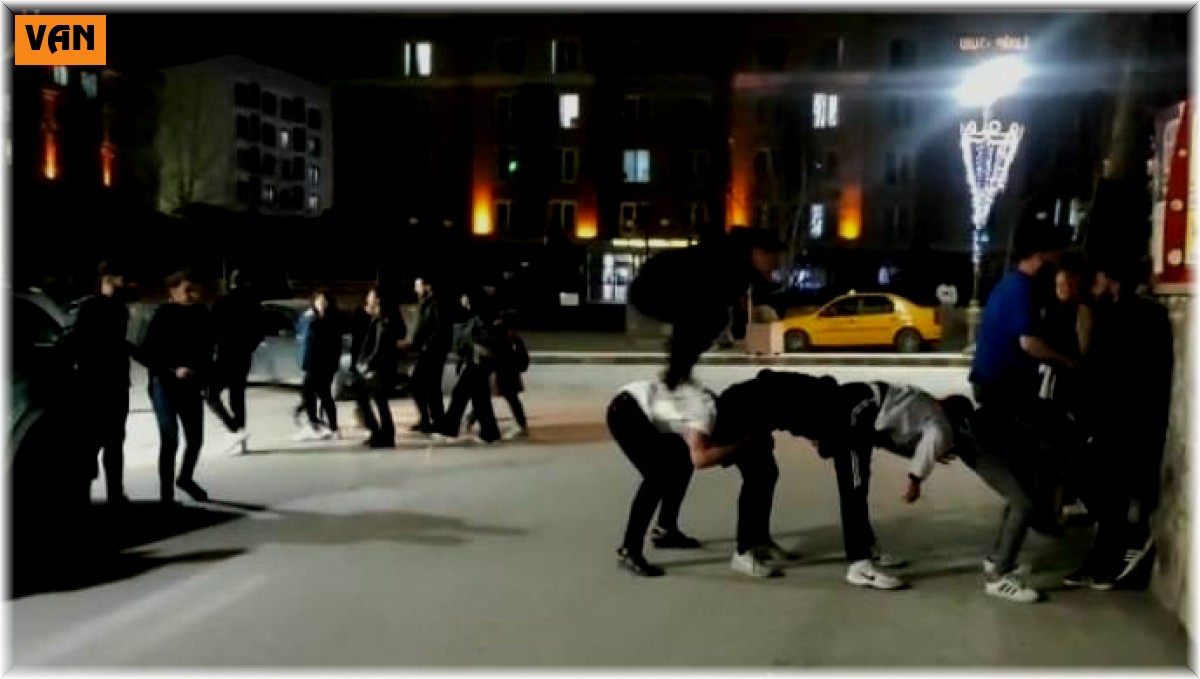 Vanlı gençler iftar sonrası uzun eşek oyunu oynadı