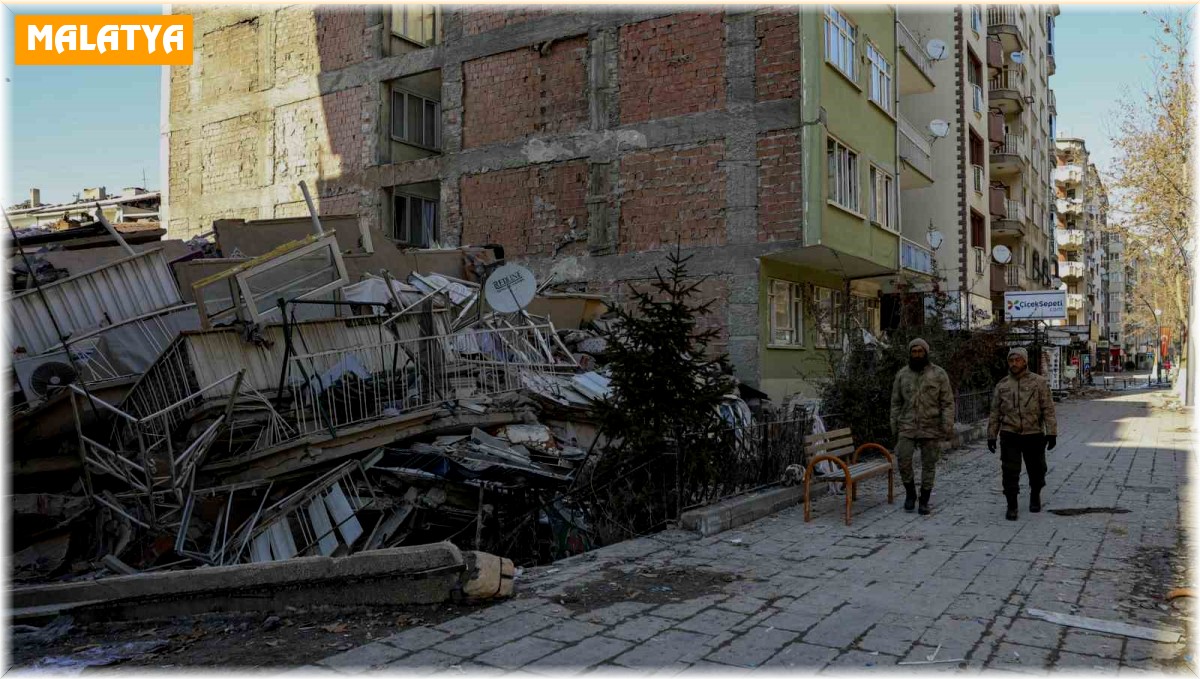 Vanlı güvenlik korucuları deprem bölgesinde nöbette
