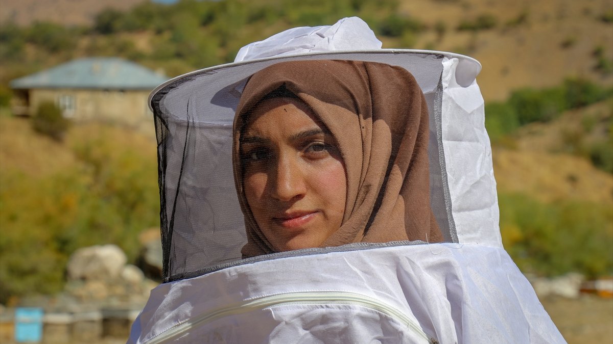 Vanlı kadın arıcı, kovan sayısını 4 yılda 40'tan 350'ye çıkardı