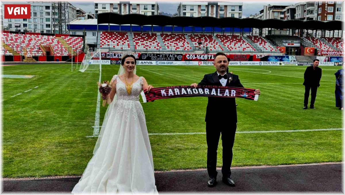 Vanlı kadın hakem bu kez maç için değil nikah için düdük çaldı