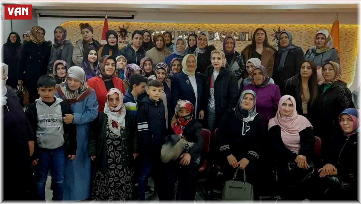 Vanlı kadınlar AK Parti'ye çıkarma yaptı