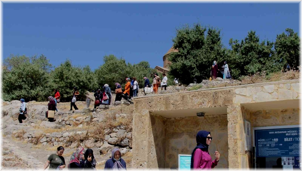 Vanlı kadınlar Akdamar Adası'nı gezdi