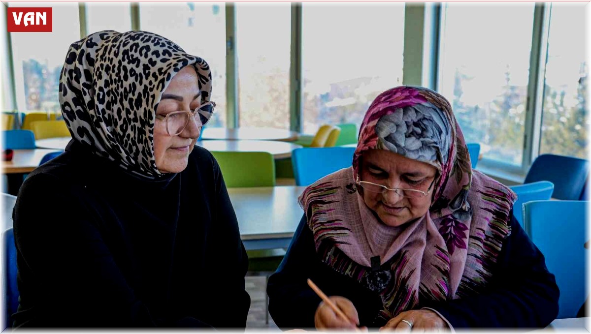 Vanlı kadınlar Büyükşehir'le okuma-yazma öğreniyor