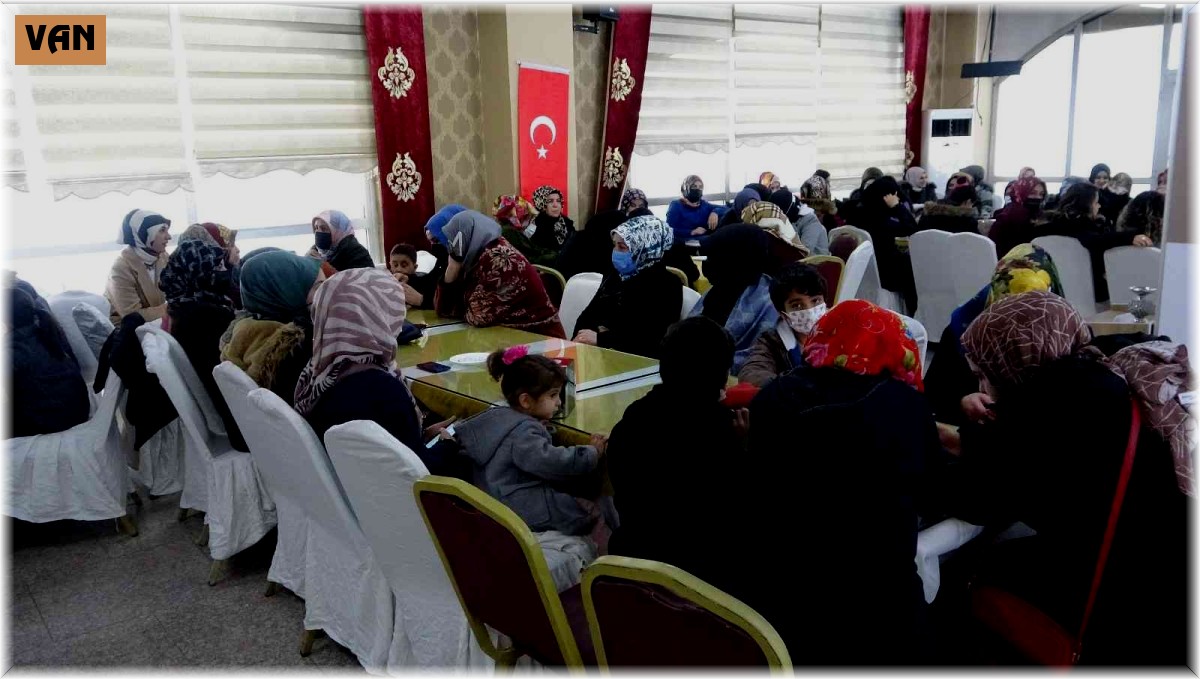 Vanlı kadınlar dost sohbetleri çerçevesinde bir araya geliyor