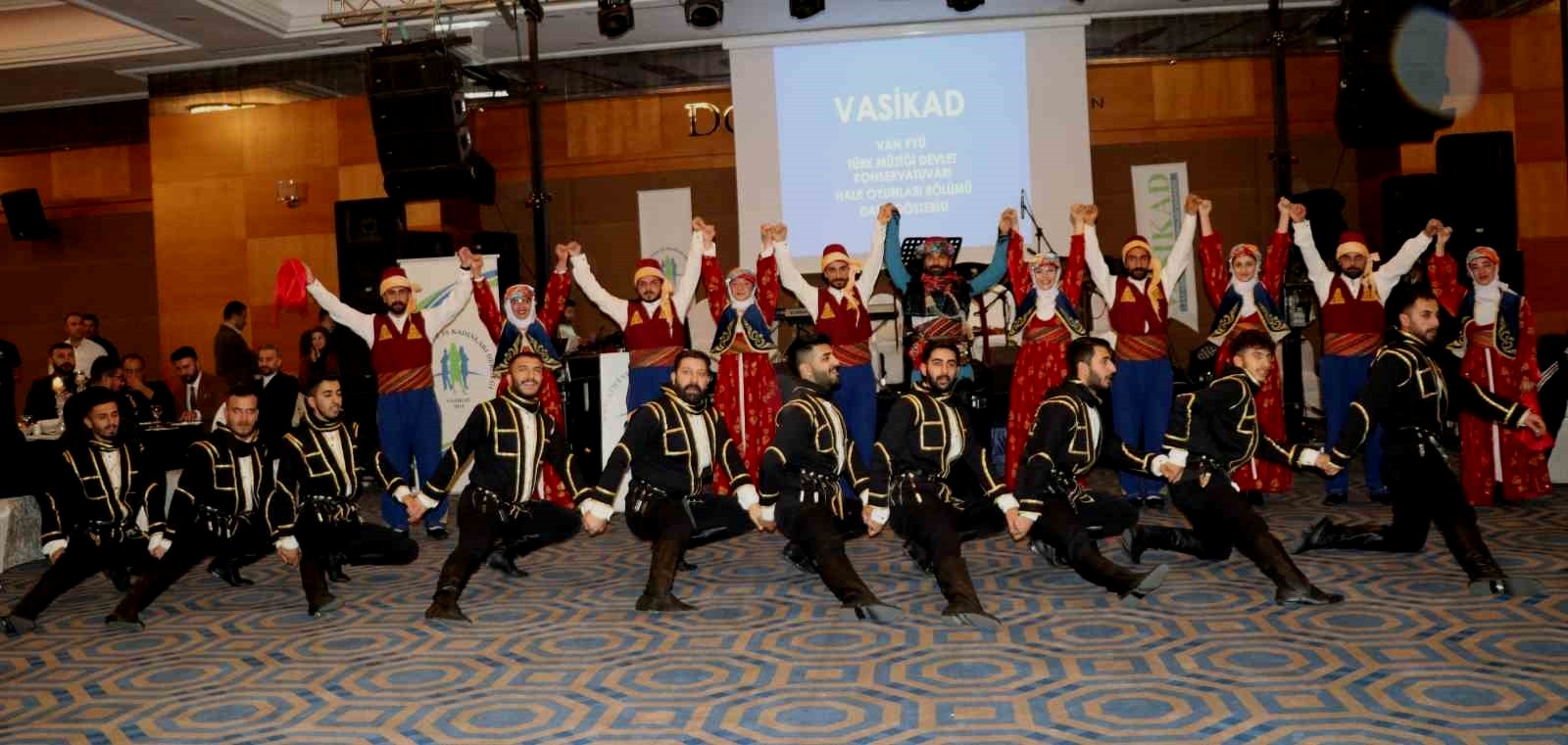 Vanlı kadınlardan köy çocukları için anlamlı gece