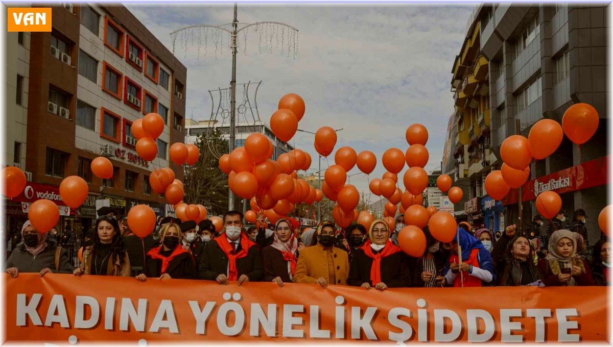 Vanlı kadınlardan yürüyüş