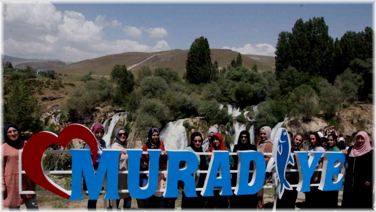 Vanlı kadınların ilk rotası Muradiye Şelalesi oldu