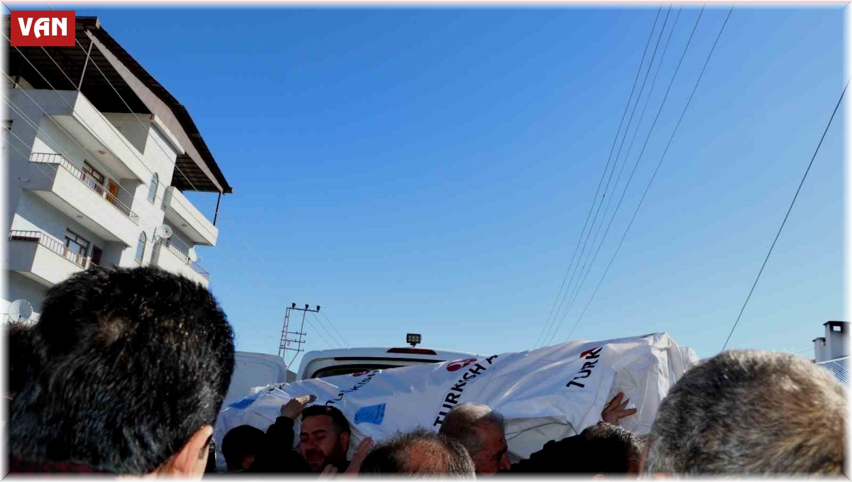 Vanlı kardeşler nişan için gittikleri İzmir'de trafik kazasında hayatını kaybetti