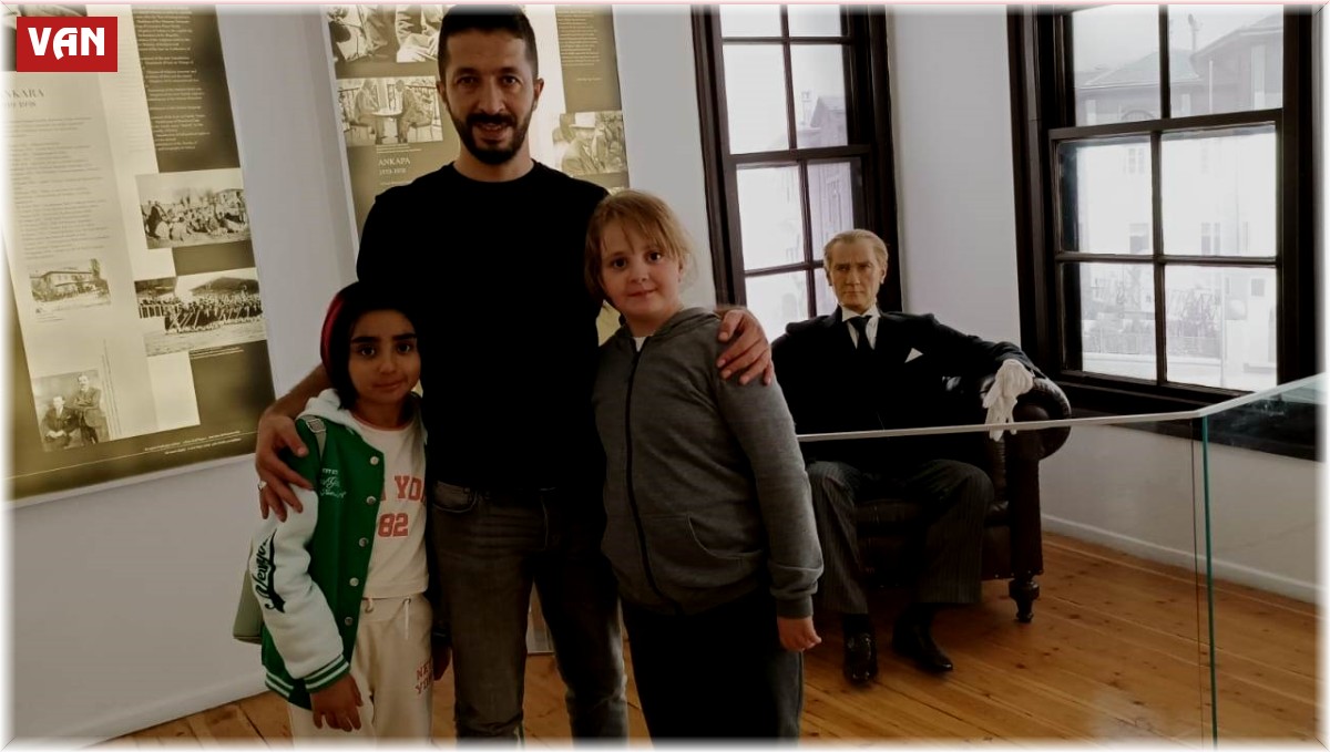 Vanlı minik öğrencilerin Atatürk'ün doğduğu evi görme sevinci