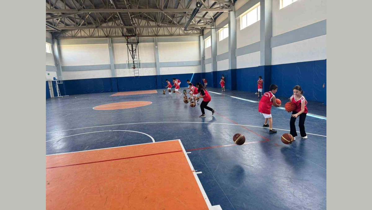 Vanlı minikler basketbol ile yaz tatillerini değerlendiriyor