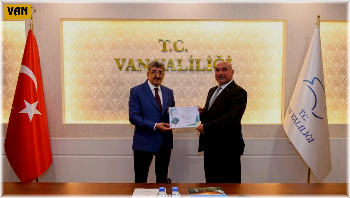 Vanlı muhtarlara fidan dikim sertifikası verildi