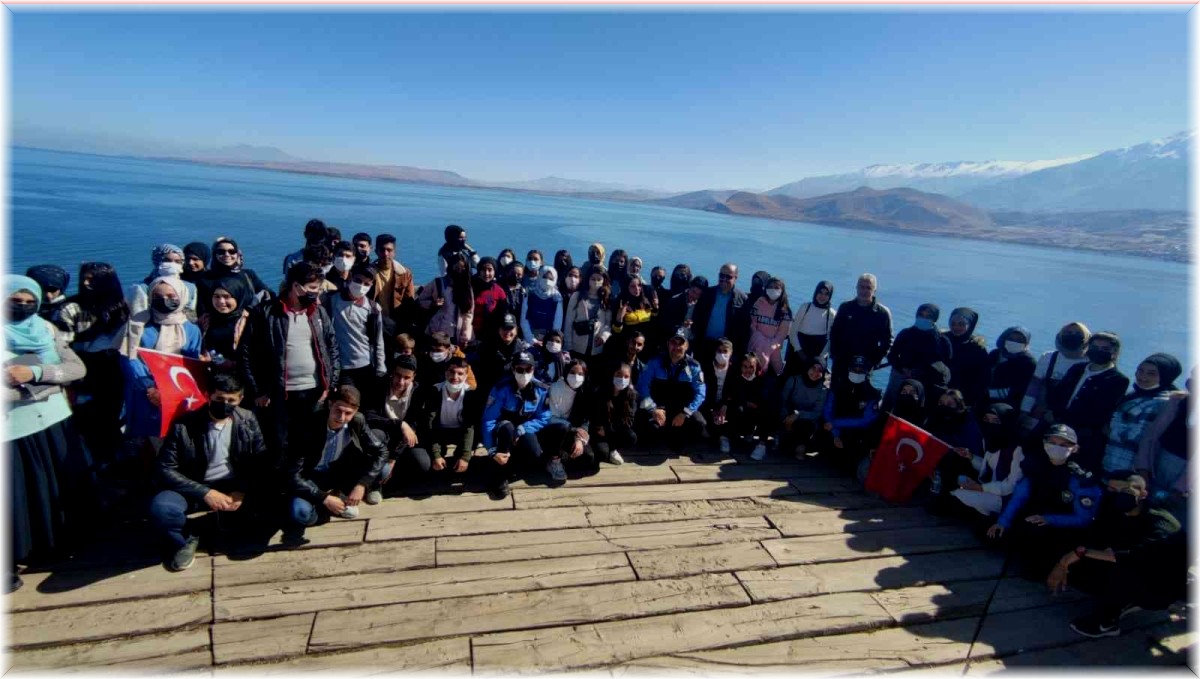 Vanlı öğrenciler Akdamar Adası'nı gezdi