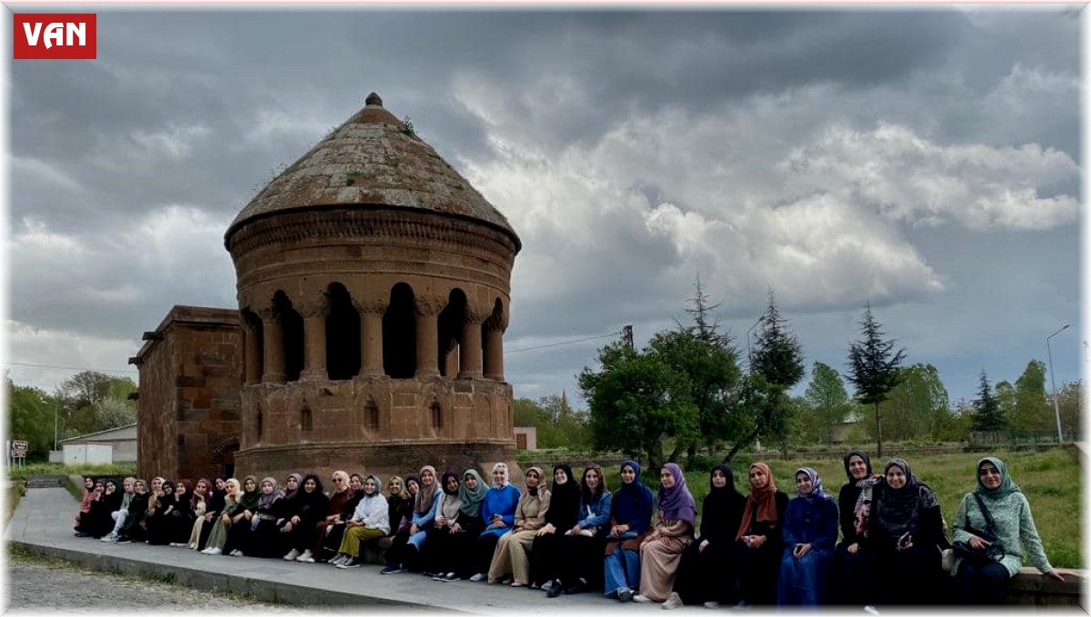 Vanlı öğrenciler Bitlis'in tarihi mekanlarını gezdi