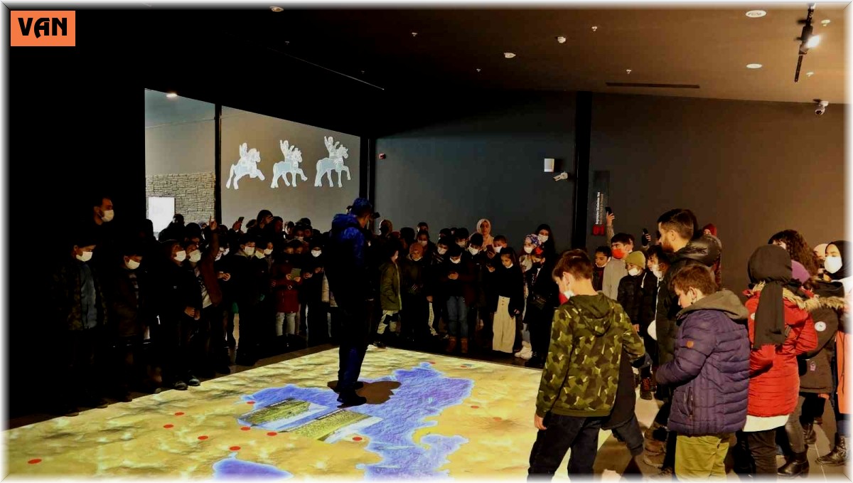 Vanlı öğrenciler kent tanıtım gezisinde doyasıya eğlendi