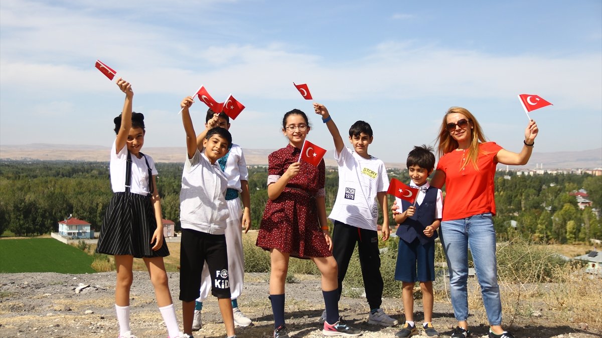 Vanlı öğrenciler Tokyo Olimpiyat şarkısı "Paprika"ya klip çekerek İngilizce seslendirdi
