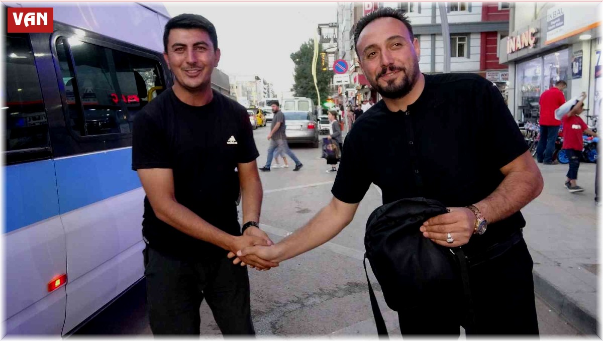 Vanlı sürücü, aracında unutulan 50 bin TL'yi sahibine teslim etti