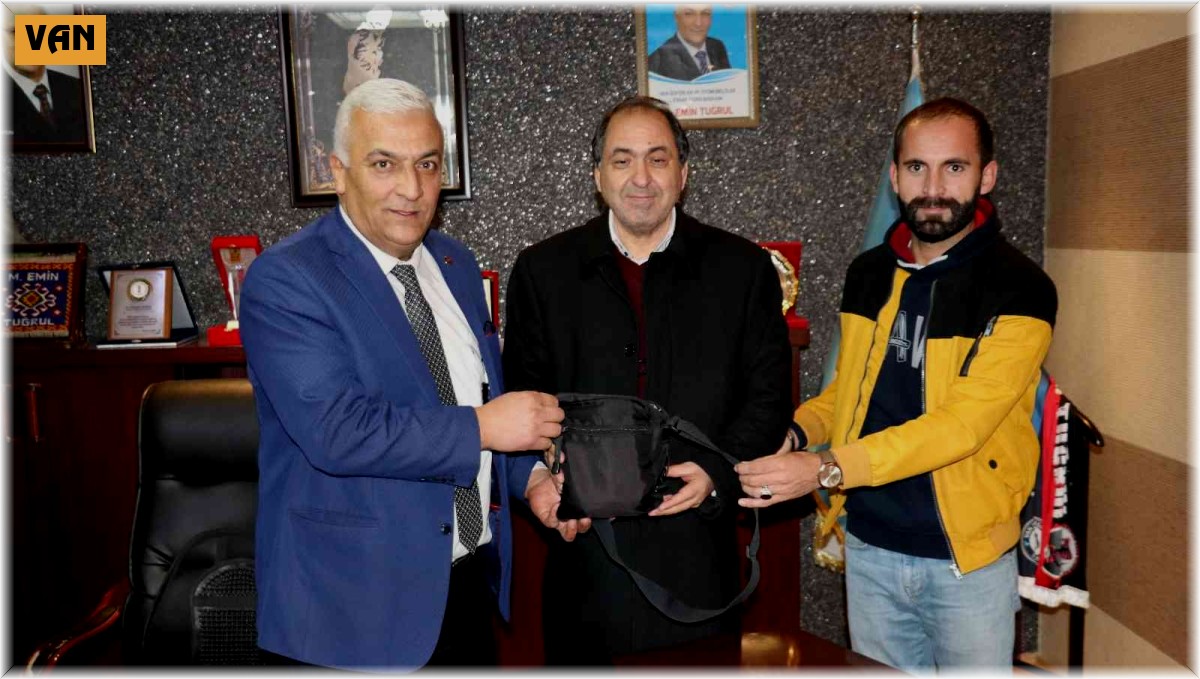 Vanlı taksici aracında unutulan para dolu çantayı İranlı sahibine teslim etti