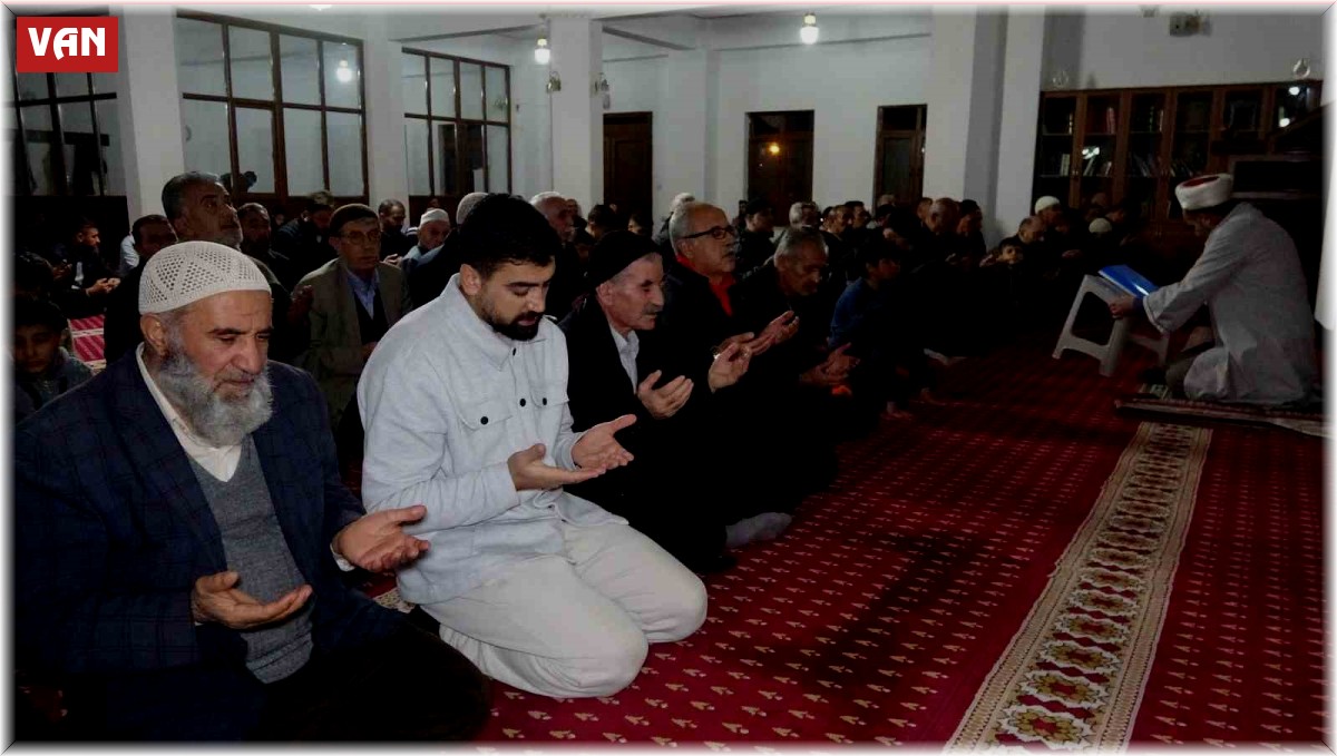 Vanlılar Kadir Gecesi'nde camilere akın etti