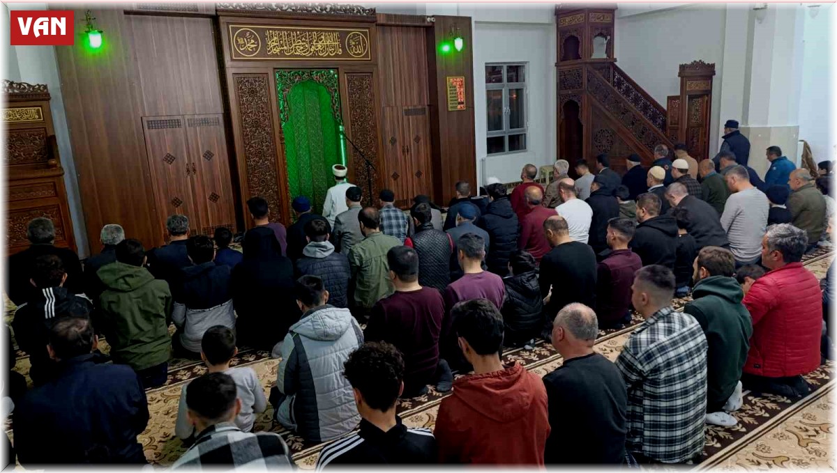 Vanlılar Kadir Gecesi'nde camilere akın etti