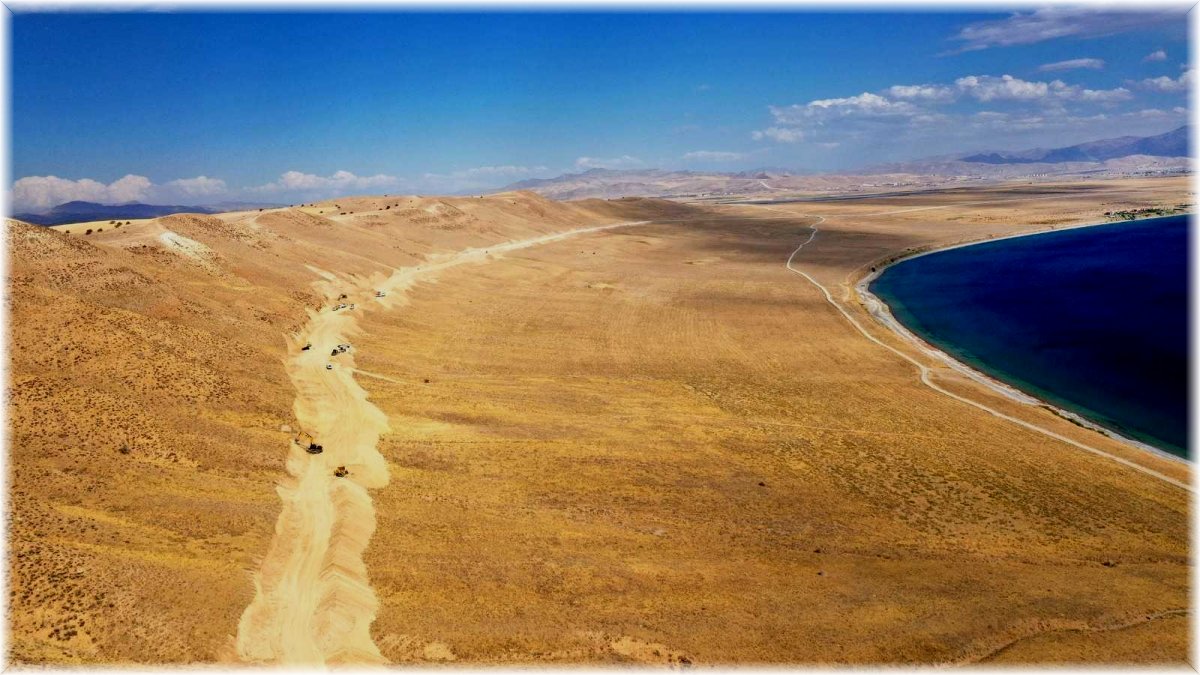 Vanlıları sahille buluşturacak yolda çalışmalar devam ediyor