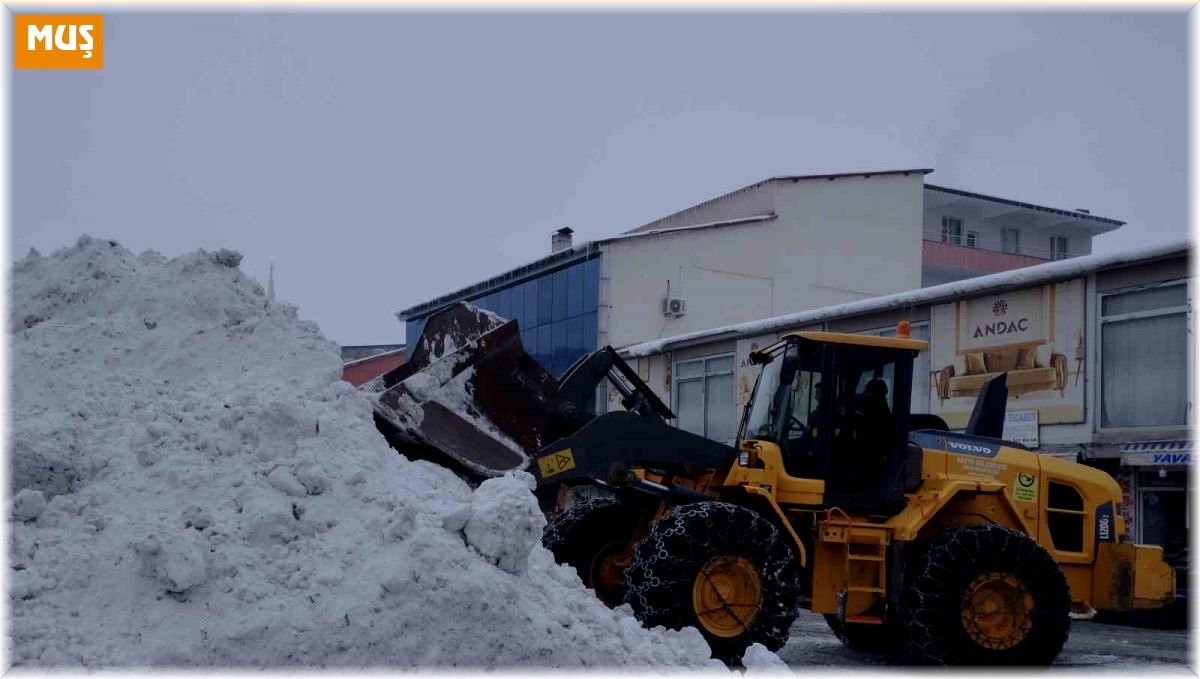 Varto Belediyesi kar nakli çalışması başlattı