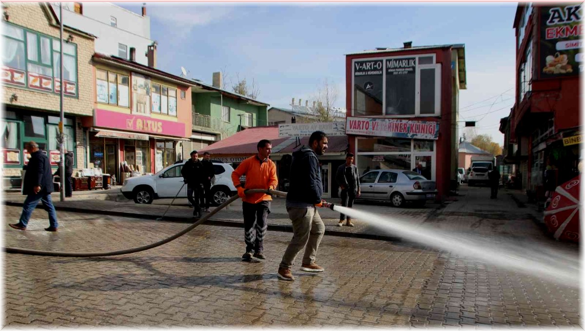 Varto Belediyesinden caddeleri yıkama çalışması